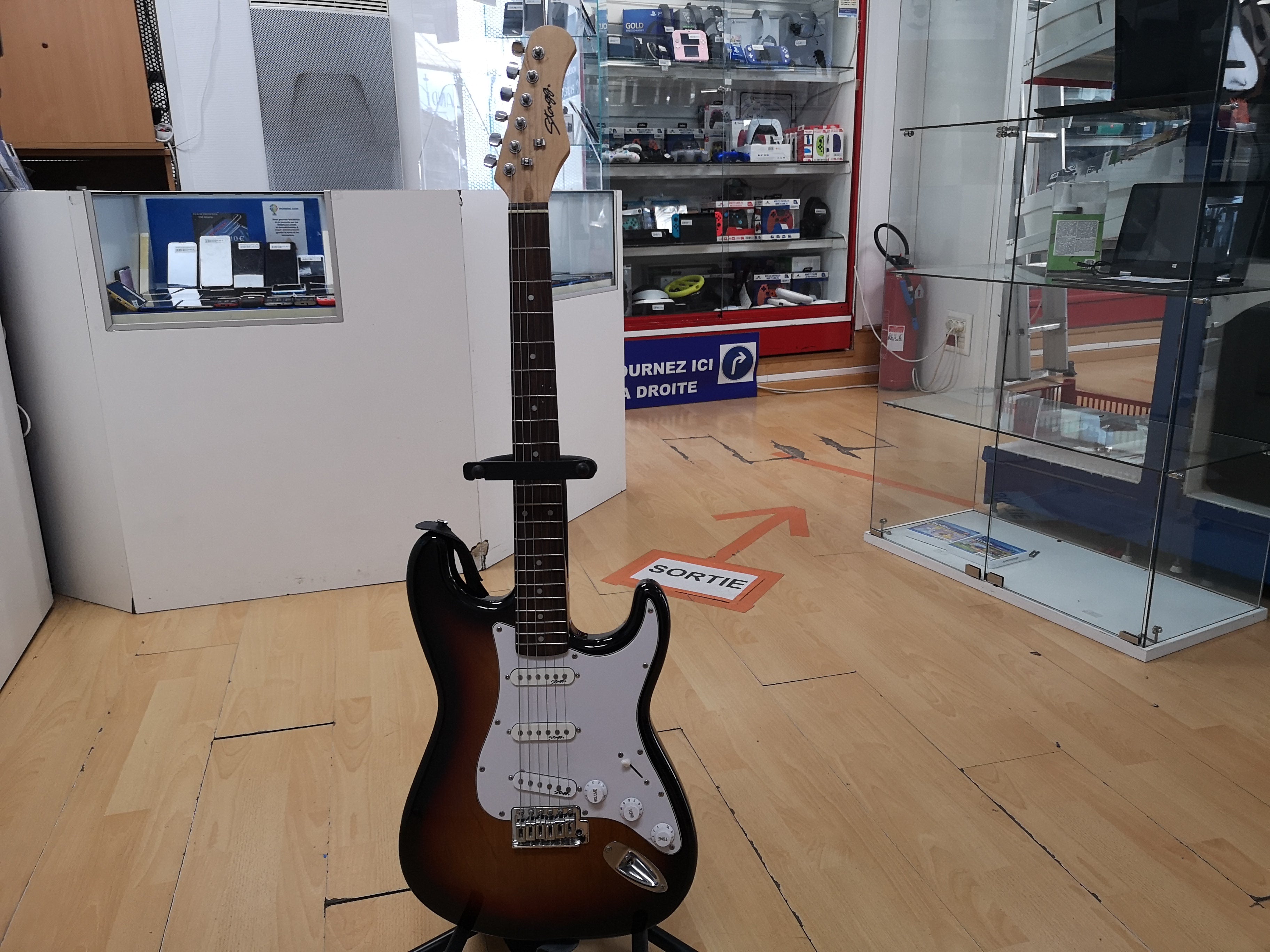 Stagg Guitare Acoustique Électrique Pan Coupé Sunburst