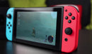 Nintendo Switch avec joycon rouge et bleu néon